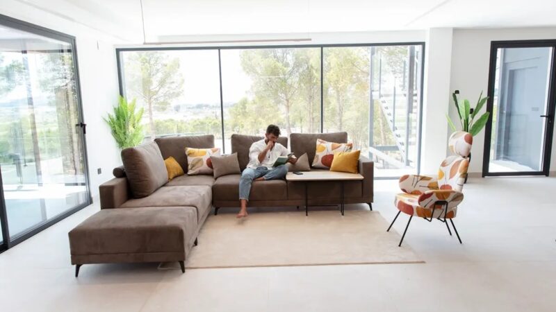 Fourmi is our articulating and multifunctional designer armchair with an adaptable backrest and headrest system.