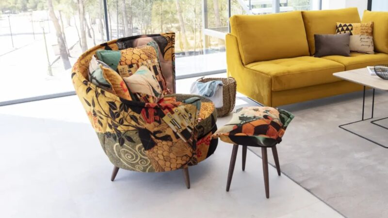 Volta swivel armchair with print