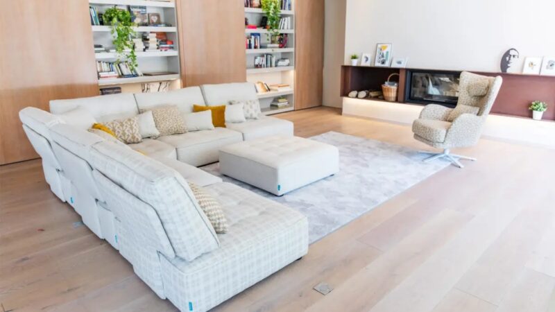 Arianne Love sofa Fama 2020 07