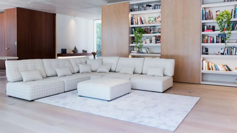 Arianne Love sofa Fama 2020 08