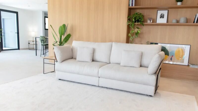 Hector is a modular sofa with a contemporary image that can be adapted to all kinds of projects and rooms.